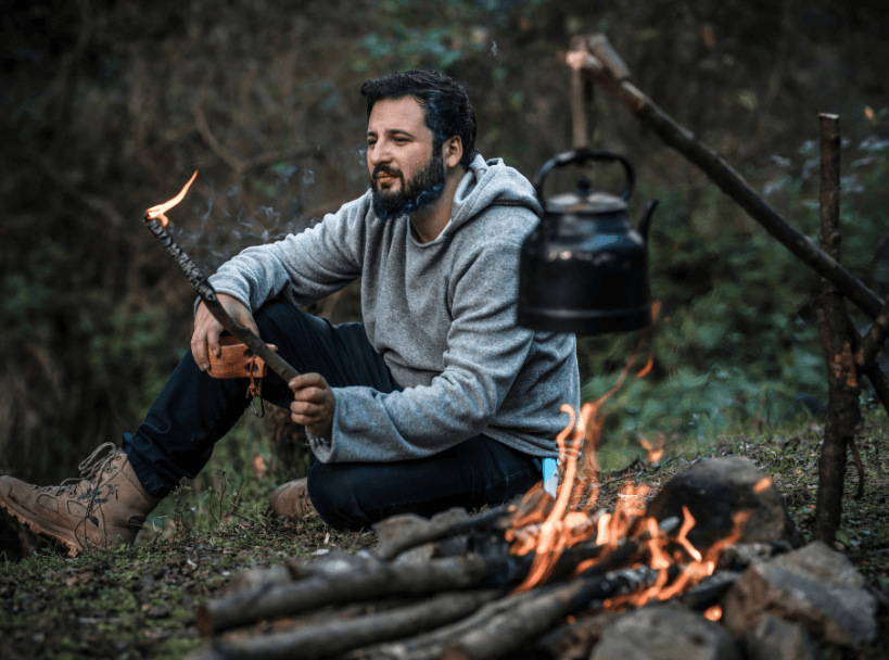 Mann am Lagerfeuer