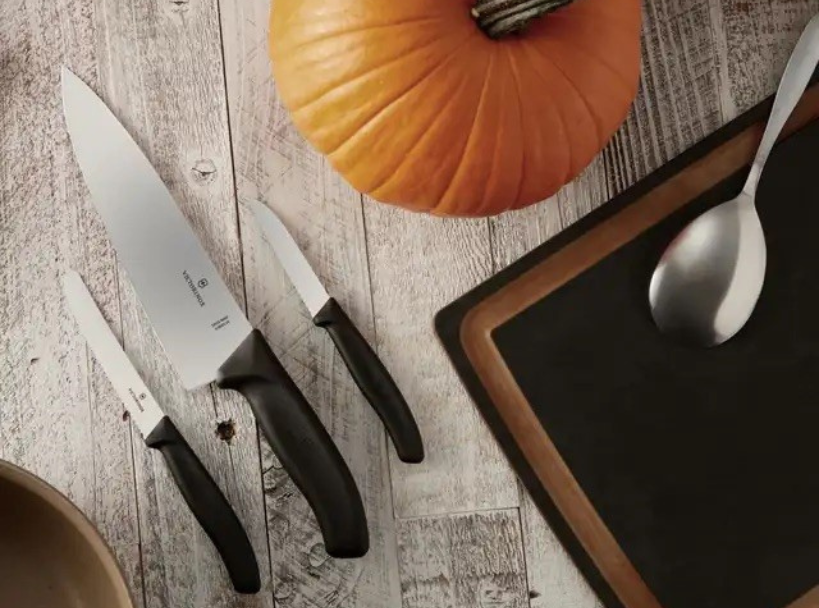 Kürbis-Schnitz Tool, Swiss Classic Gemüsemesser und Tranchiermesser schwarz, Kürbis, Esslöffel und Victorinox Schneidebrett M schwarz