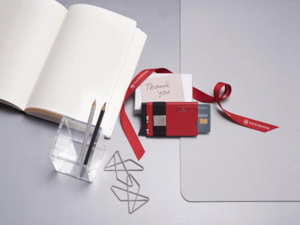 smart card wallet rot auf schreibtisch