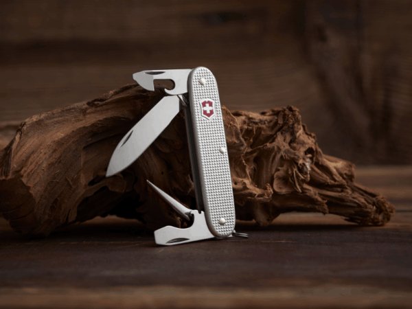 mittleres taschenmesser pioneer alox mit holzhintergrund