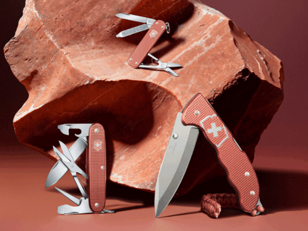 taschenmesser set bestehend aus kleinem, mittelgroßen und großen taschenmesser mit stone red alox schale