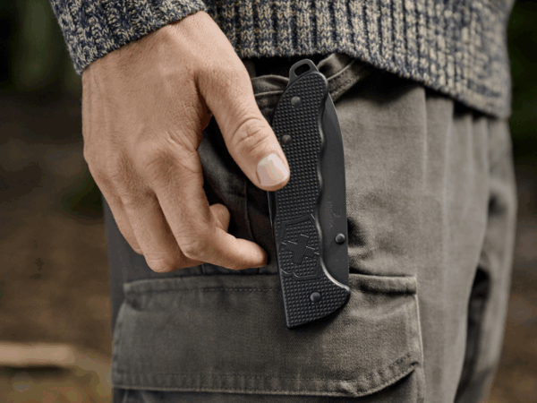 großes taschenmesser evoke schwarz mit trageclip an der hose befestigt