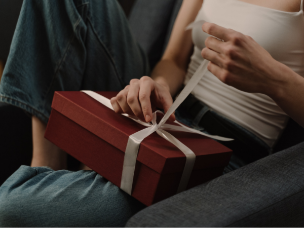geschenkschachtel mit schleife öffnen