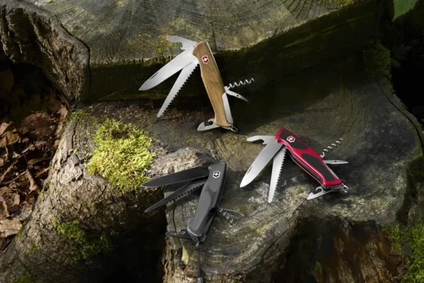 auswhaln große schweizer taschenmesser ranger modelle auf baumstamm