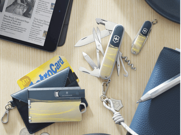 live to explore new york style kollektion zwei verschiedene taschenmesser und swiss card in grau gelb