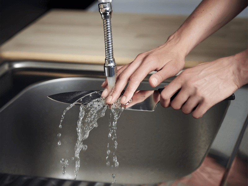 messerklinge abwaschen unter wasserhahn