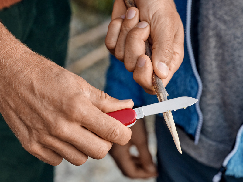 Mit mittleren Taschenmesser Holz schnitzen