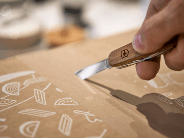 mit mittleren taschenmesser mit holzschale ein paket öffnen