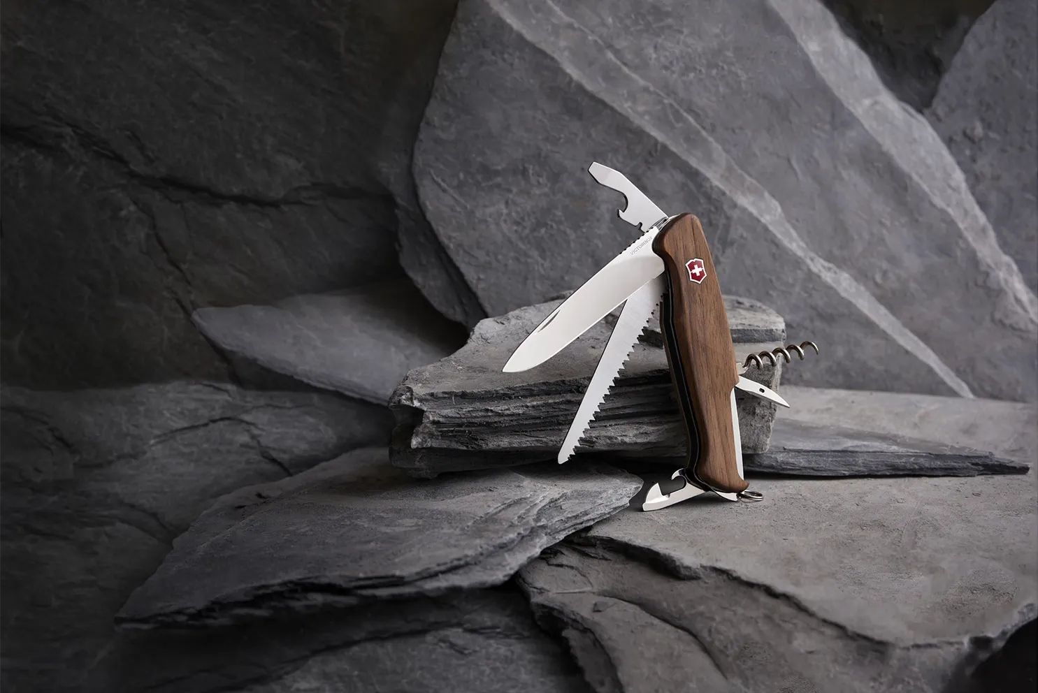 grosses-schweizer-taschenmesser-mit-holzschale