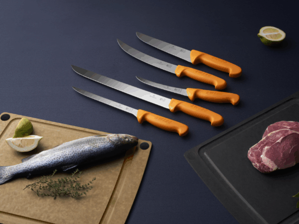 swibo berufsmesser auswahl mit fisch und fleisch auf schneidbretter