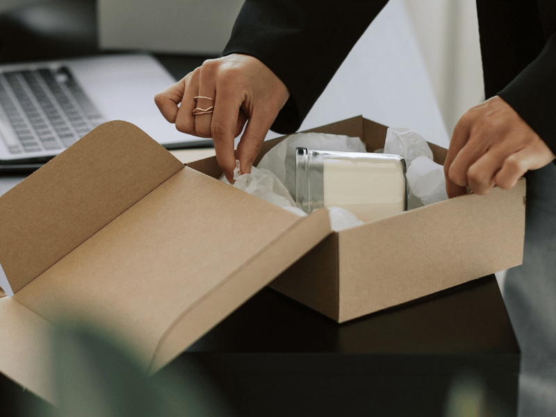 versandvorbereitung, frau bereitet paket vor
