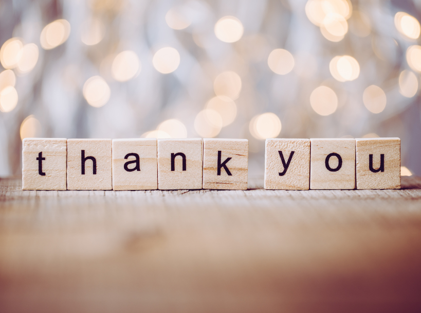 Schriftzug "Thank you" auf Holzwürfeln.