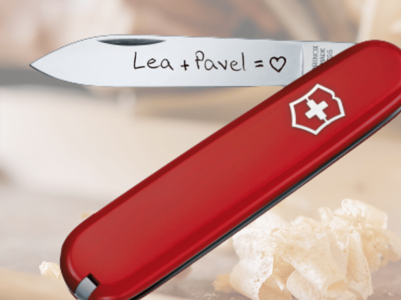 mittleres-taschenmesser-handschriftliche-gravur-rot (2)